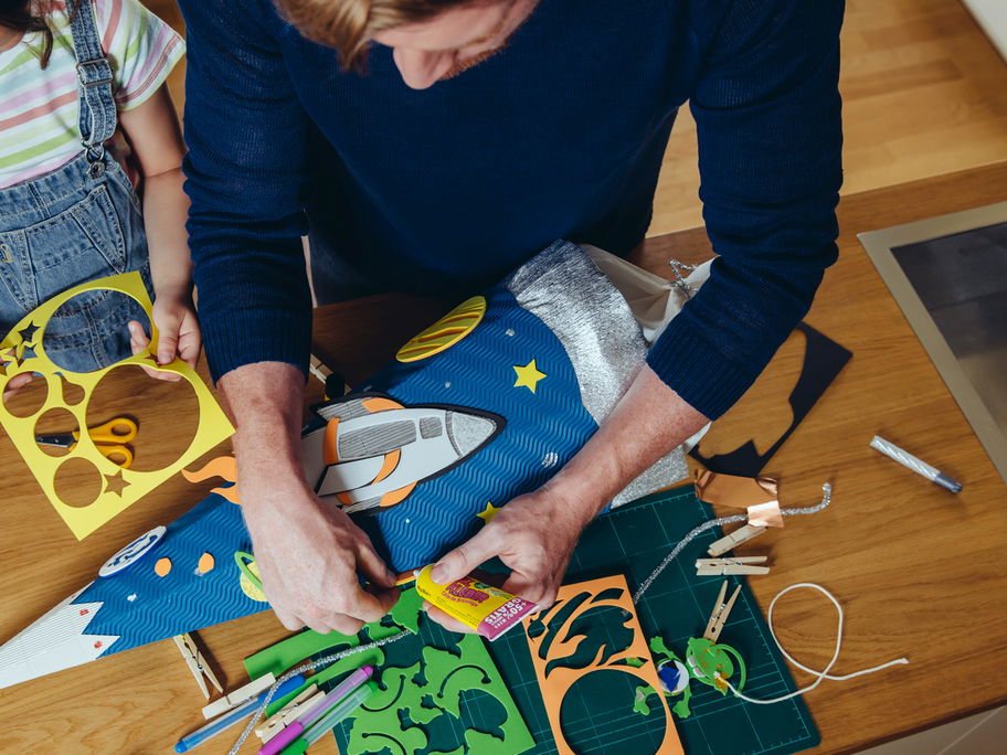 Gemeinsam basteln für die Einschulung macht Spaß und bringt garantiert eine tolle Schultüte hervor.