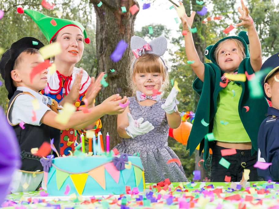 Kinder spielen draußen an Fasching