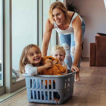 Die 14 schönsten Spiele mit Kindern bei Regenwetter