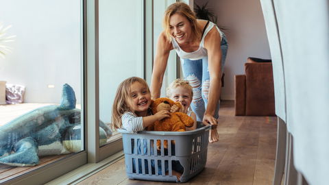 Die 14 schönsten Spiele mit Kindern bei Regenwetter