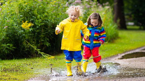 Das macht Laune: Die besten Spiele im Regen für Kinder!