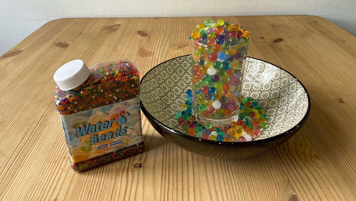 Wasserperlen in einem Glas mit Wasser