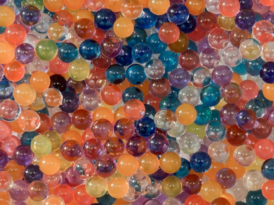 Viele bunte Wasserperlen auf einem Haufen