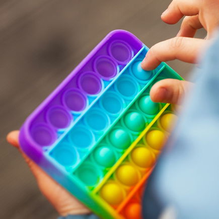 Gefährliche Silikone: Pop-it-Spiele nicht zum Backen benutzen!