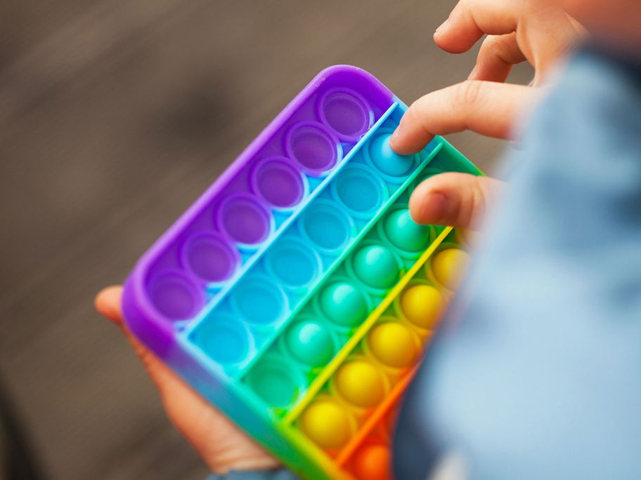 Plop plop plop ... Kinder können sich stundenlang mit ihrem Pop-it-Spiel beschäftigen.