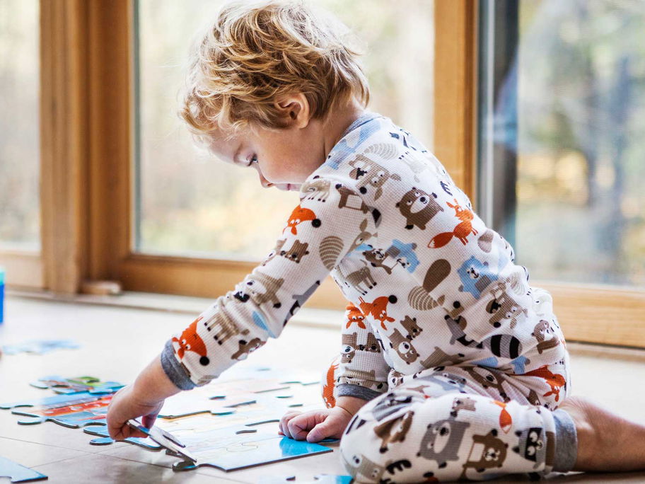 Puzzles sind für Kinder die ideale Beschäftigung für lange Sonntage im Schlafanzug.