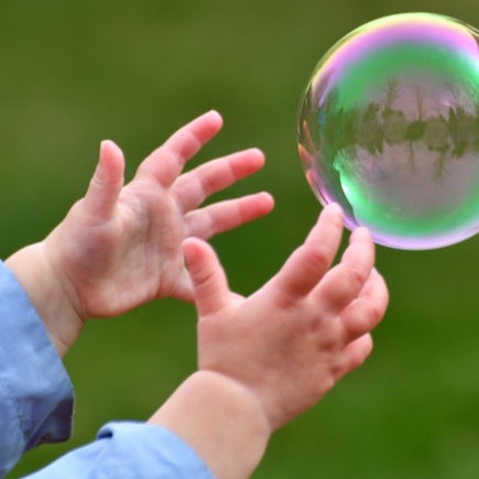 Hüpfende Seifenblasen: Tolle Spielidee für Kinder