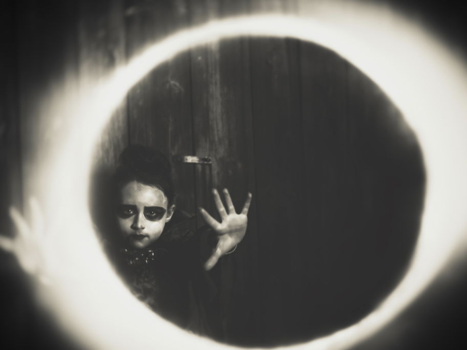 Gruselbild mit Kind in Schwarz-Weiß.