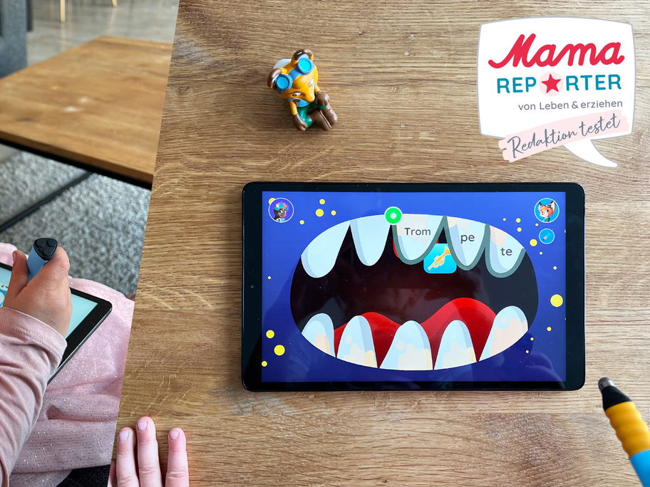 Mara (4) übt mit der Füchsin "Mika" die Silbentrennung.