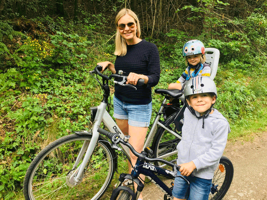 Radtour mit den Kids: Paul (2) darf bei Mama Tina mitfahren, Louis kann schon alleine radeln.