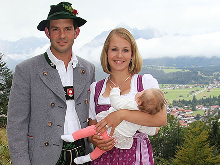 Magdalena Neuner mit ihrem Ehemann Josef Holzer und der gemeinsamen Tochter Verena Anna.