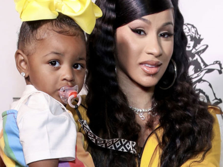 Schon im Alter von zwei Jahren trug die kleine Kulture Kiari Cephus teure Ohrringe und Armbänder – hier mit ihrer Mama, der Rapperin Cardi B.