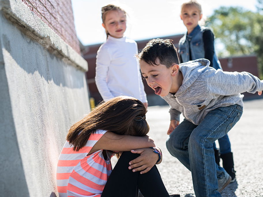 Gruppenzwang führt häufig zu Mobbing unter Kindern.