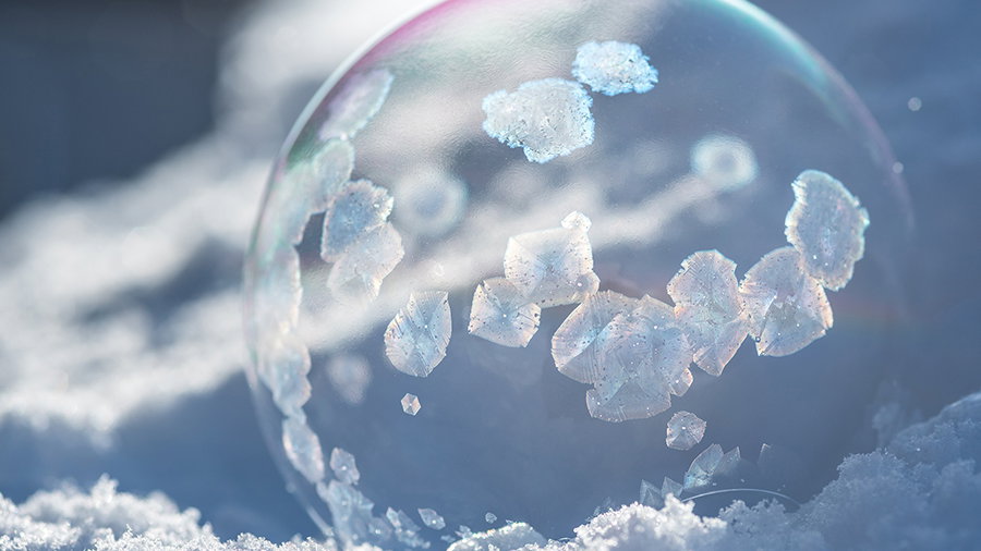 Beim Seifenblasen gefrieren lassen bilden sich kleine Eiskristalle auf der Hülle.