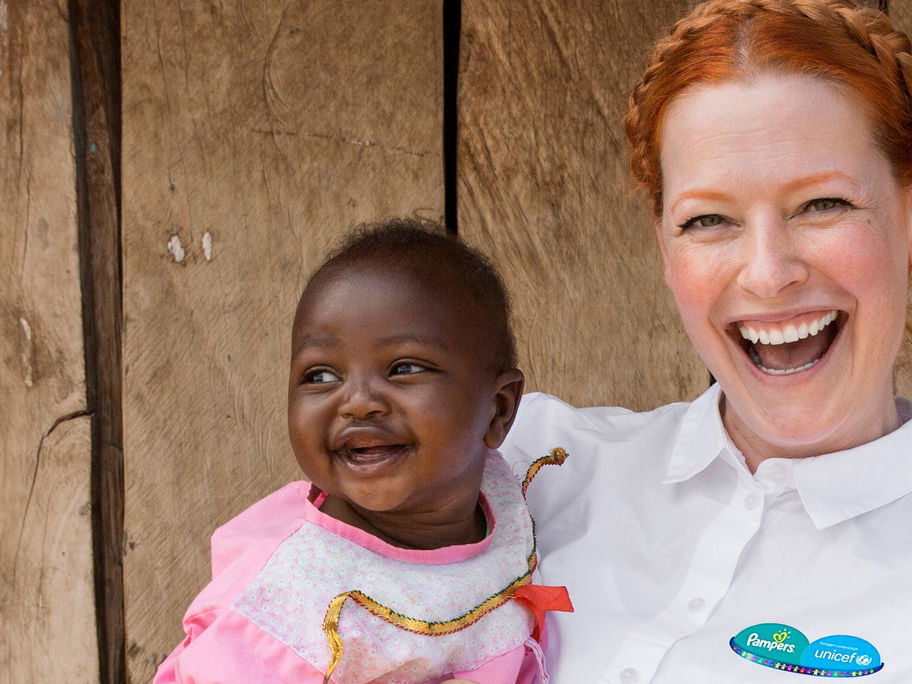 Enie van de Meiklokjes ist Mutter von Zwillingen. Mit Pampers engagierte sie sich 2018 für UNICEF in Kenia.