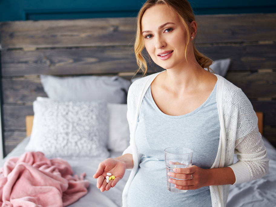 Werdende Mamas sollten auf eine ausreichende Versorgung mit Folsäure in der Schwangerschaft achten.