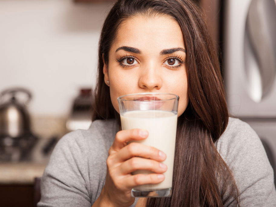Sojamilch und andere Sojaprodukte gelten allgemein als sehr gesund. Werdende Mütter sollten jedoch nicht zu viel davon verzehren.