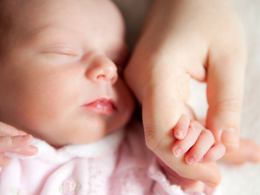 Das Baby ist da! Mit diesen Sprüchen lässt sich die frohe Kunde am einfachsten verbreiten.
