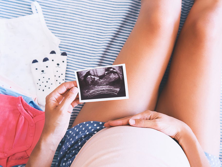 Die ersten Kindsbewegungen sind für schwangere Frauen etwas ganz Besonderes.