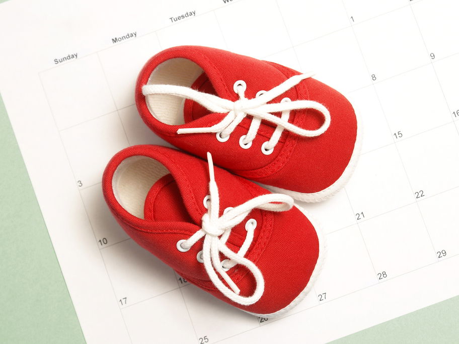 Babyschühchen auf einem Kalender.