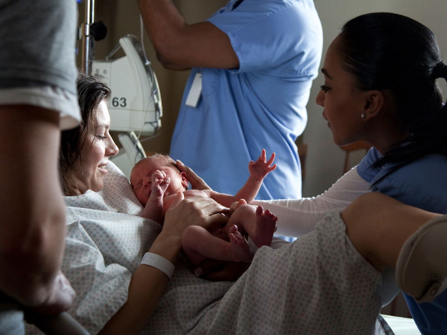 Das Baby das erste Mal im Arm zu halten ist und bleibt der schönste Moment des Lebens.