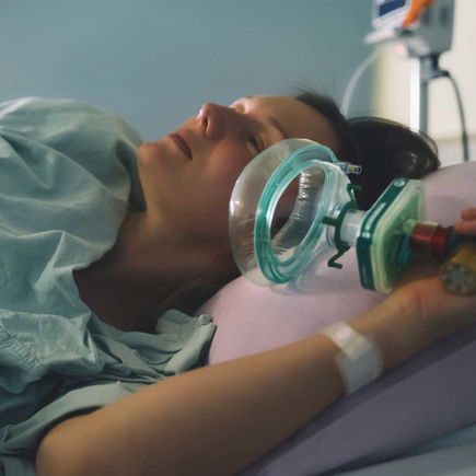 Lachgas bei der Geburt: Ein Schmerzmittel, das Frau selbst dosiert