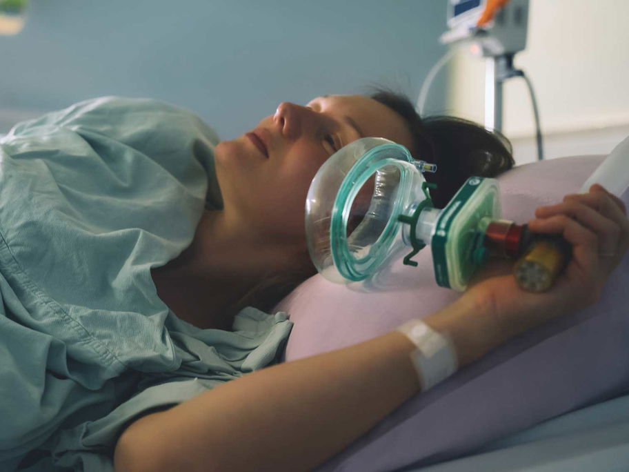 Lachgas wird unter der Geburt per Maske eingeatmet und soll Schmerzen lindern.