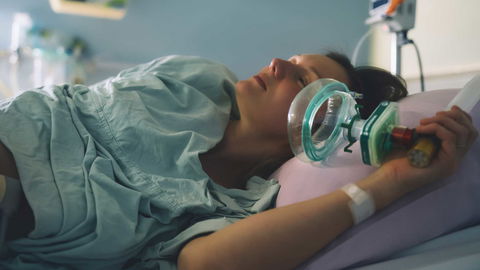 Lachgas bei der Geburt: Ein Schmerzmittel, das Frau selbst dosiert