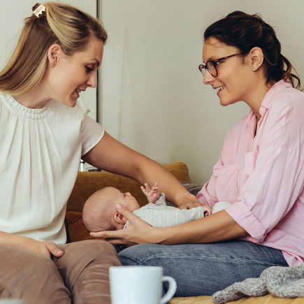 Hebamme finden: Was die Hebammensuche so schwer macht – und wie ihr es schafft