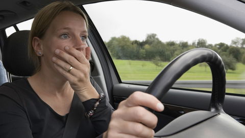 Diese Mutter fuhr nach einer Straßenrand-Geburt mit dem Säugling an der Nabelschnur nach Hause
