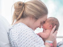 Ungewöhnliche Geburtsgeschichte: Baby wird zwei Mal geboren