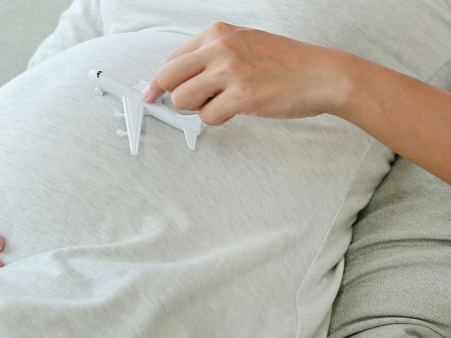 Sicher Fliegen mit Babybauch.