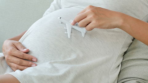 Fliegen in der Schwangerschaft – erlaubt oder schädlich fürs Baby?