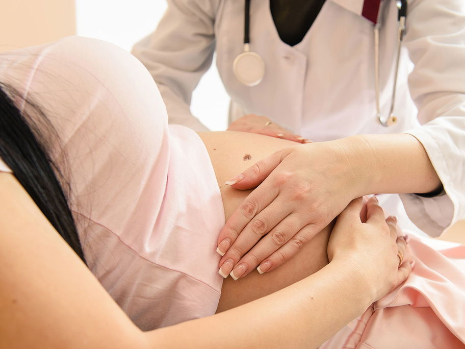 Frauenärztin untersucht Schwangere