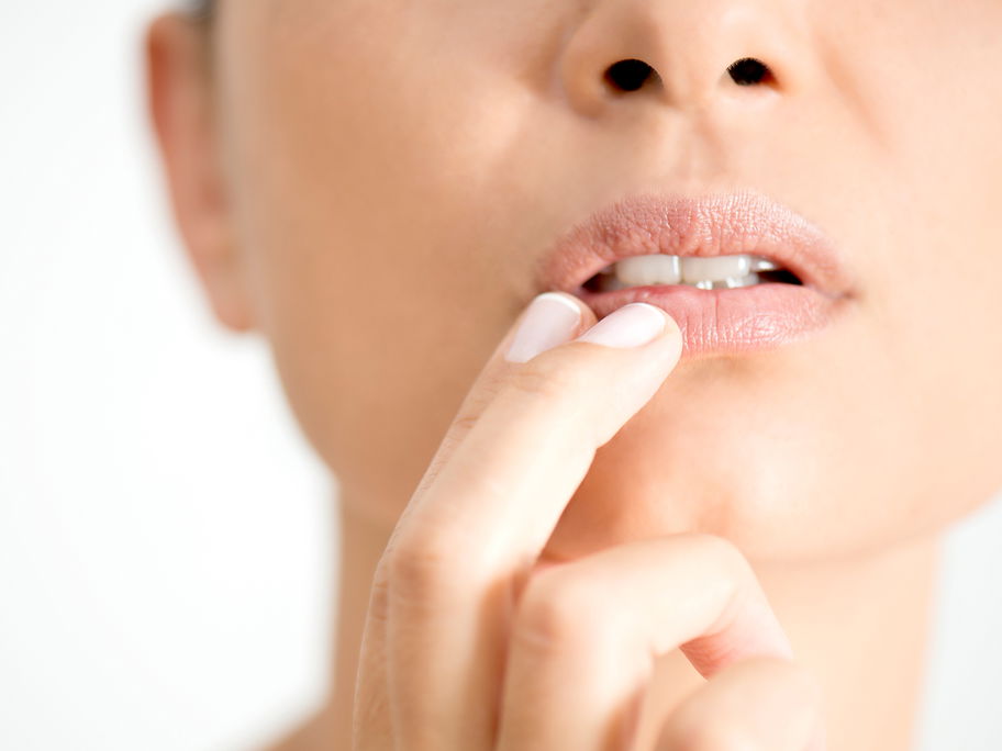 Bei Lippenherpes kommt häufig der Wirkstoff Aciclovir zum Einsatz. Auch in der Schwangerschaft darf er eingesetzt werden.