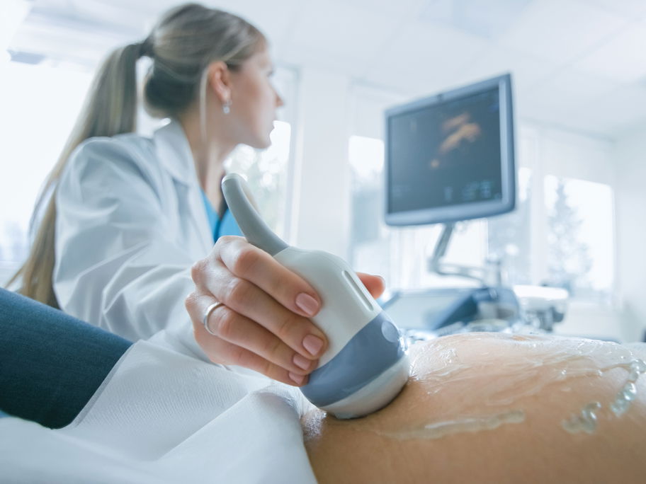 Eine Schwangere beim Ultraschall