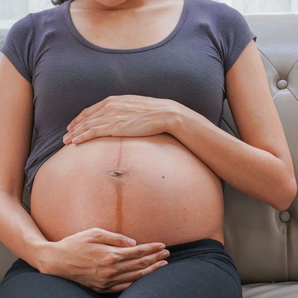 Linea nigra: Was die dunkle Linie auf dem Babybauch bedeutet