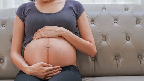 Linea nigra: Was die dunkle Linie auf dem Babybauch bedeutet