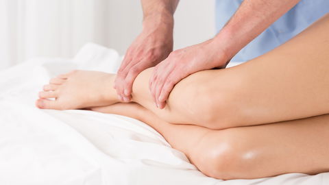 Lymphdrainage in der Schwangerschaft: Ist das gefährlich oder hilft sie bei geschwollenen Beinen?