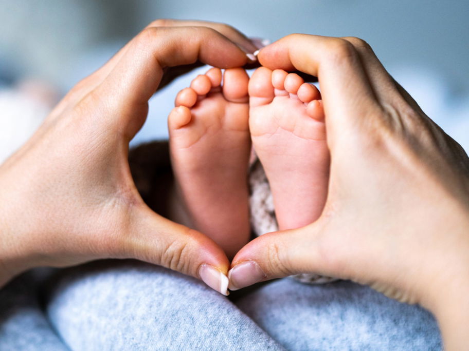 Durch Embryo-Spende: Nach einem langen Kinderwunsch bekommt Familie Gibson zwei Töchter.