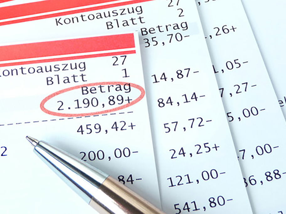 Der Lohn wird bis zum Beginn des Mutterschutzes aus bei Beschäftigungsverbot ausgezahlt.