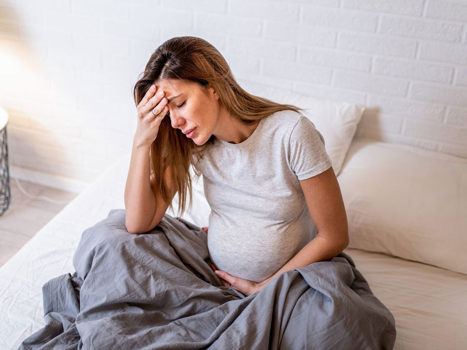Stress und Verspannungen: Kopfschmerzen in der Schwangerschaft müssen nicht immer einen ernsten Hintergrund haben.