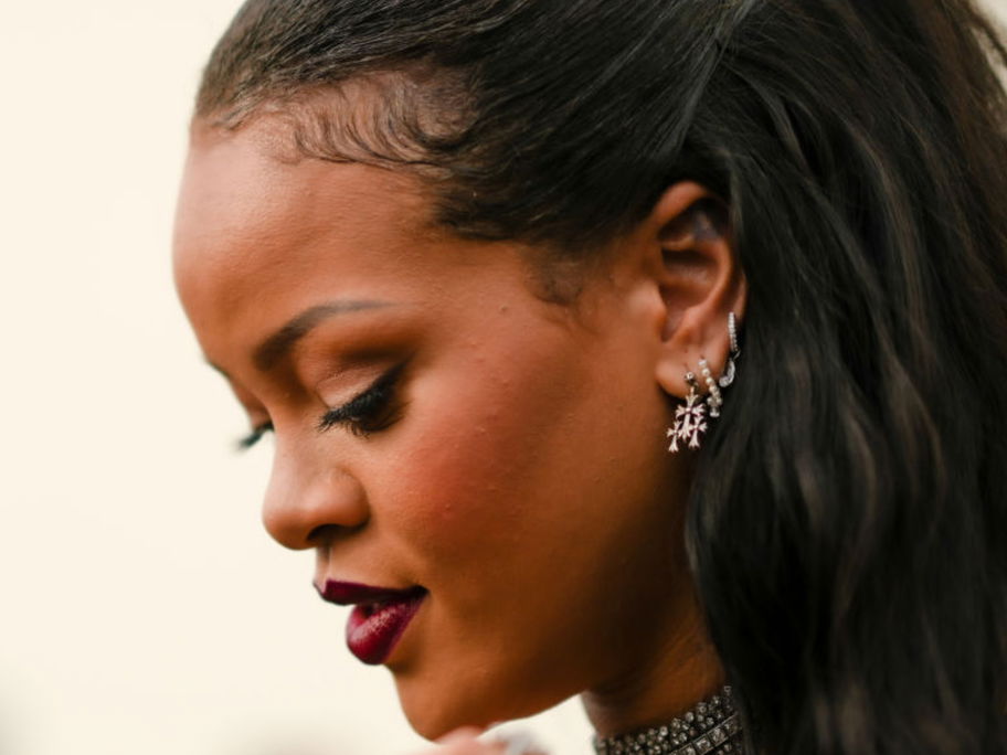 Rihanna mit Babyhaaren an der Stirn.