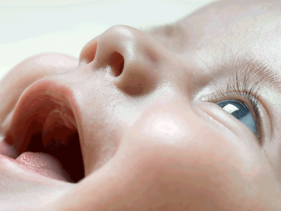 Manche Babys kommen schon mit richtig vollen Wimpern auf die Welt.