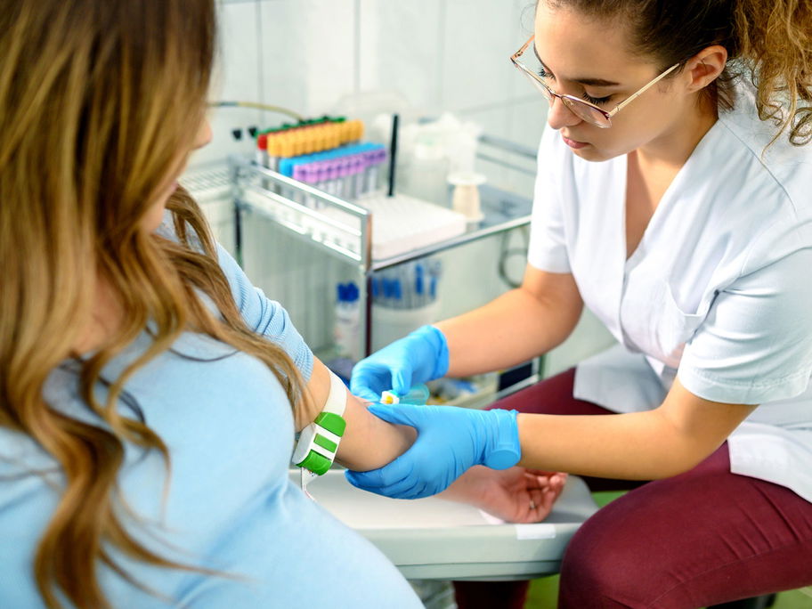 Beim Zuckertest wird der Schwangeren Blut abgenommen.