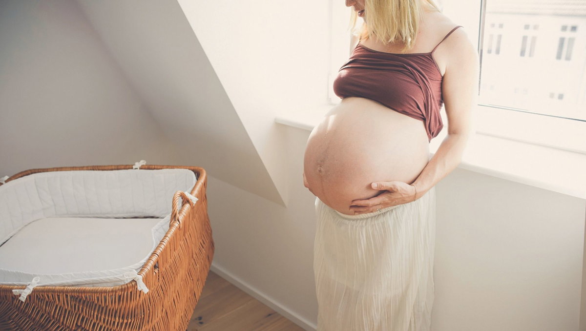 Bauch einer Zwillingsschwangeren.
