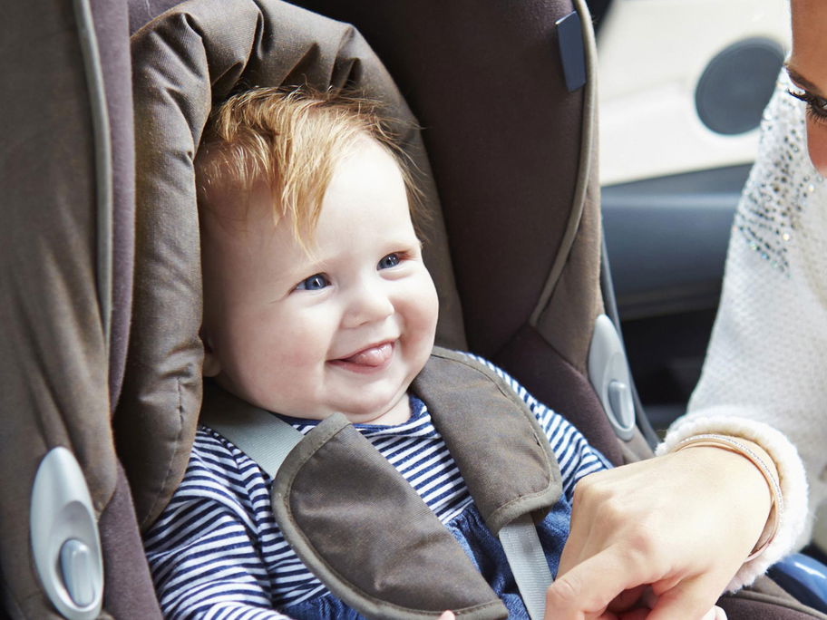 Gut angeschnallt und am besten hinten rechts fährt das Baby sicher im Auto mit.