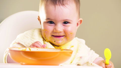 Erster Babybrei: Die besten Tipps zum Beikost-Start