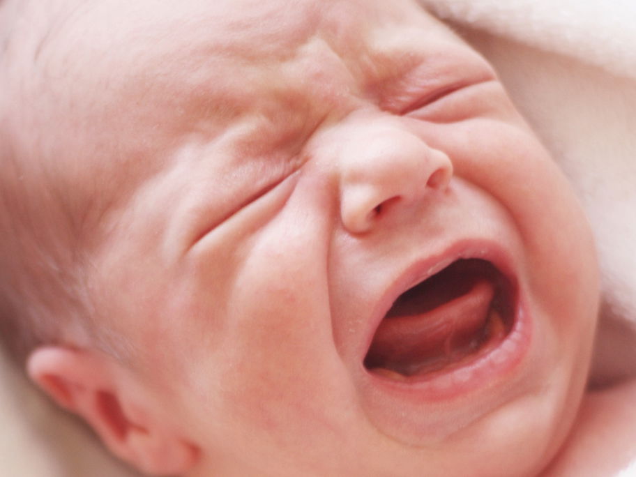 Wenn das Baby dauerhaft schreit, kann das für die Eltern zur Belastung werden.