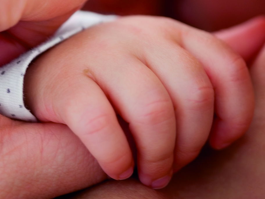 Babys müssen sich sicher und geborgen fühlen, um die Welt entdecken zu wollen.